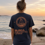 Camiseta unisex gris topo con la frase: busca, encuentra y ama. De venta en Duc in Altum Arts, una tienda para algo más que regalar