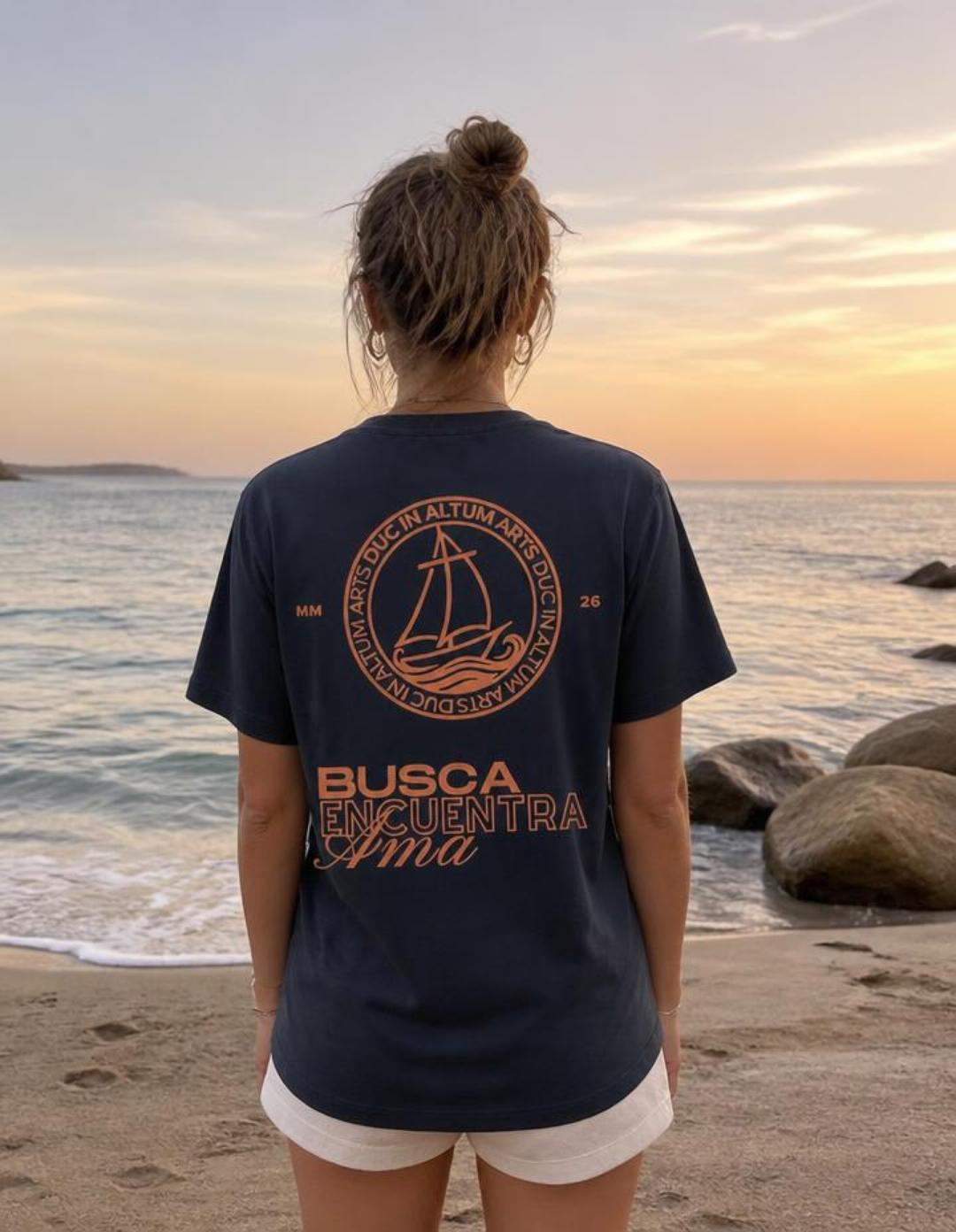 Camiseta unisex gris topo con la frase: busca, encuentra y ama. De venta en Duc in Altum Arts, una tienda para algo más que regalar