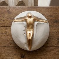 Jesús crucificado en pan de arcilla refractaria