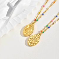 Collar con medalla de la Milagrosa, en cadena con esmalte de colores, y cierre con cruz.
