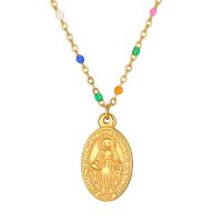 Collar con medalla de la Milagrosa, en cadena con esmalte de colores, y cierre con cruz.