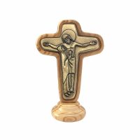 Cruz de Reconciliación en madera de olivo con placa de bronce sobre peana
