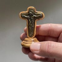 Cruz de la reconciliación en madera de olivo italiano con cruz de bronce