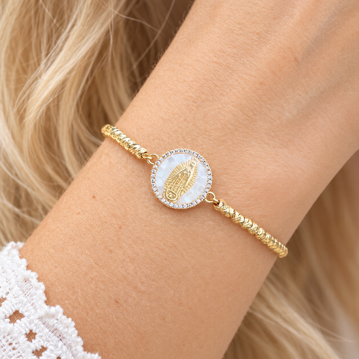 Pulsera de la Virgen de Guadalupe chapada en oro de 18K con circonitas y fondo de nácar