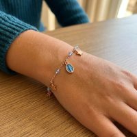 Pulsera de plata de ley 925 con medalla de la Virgen Milagrosa esmaltada en color azul, con estrellitas y cuentas de cristal