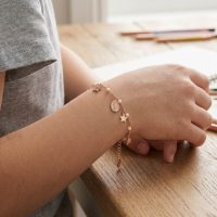 Pulsera de plata de ley 925 con medalla de la Virgen Milagrosa también de plata, con estrellitas y cuentas tipo perla