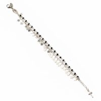 Pulsera de plata de ley rodiada, con Medalla de la Virgen Milagrosa, cuentas de cristal negro facetado y estrellas.