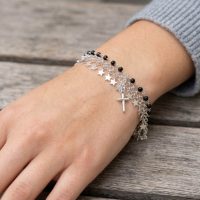 Pulsera de plata de ley rodiada, con Medalla de la Virgen Milagrosa, cuentas de cristal negro facetado y estrellas.
