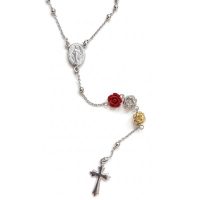 Detalle del rosario de plata de ley 925 Rosa Mística, con las tres rosas: roja, plateada y dorada.
